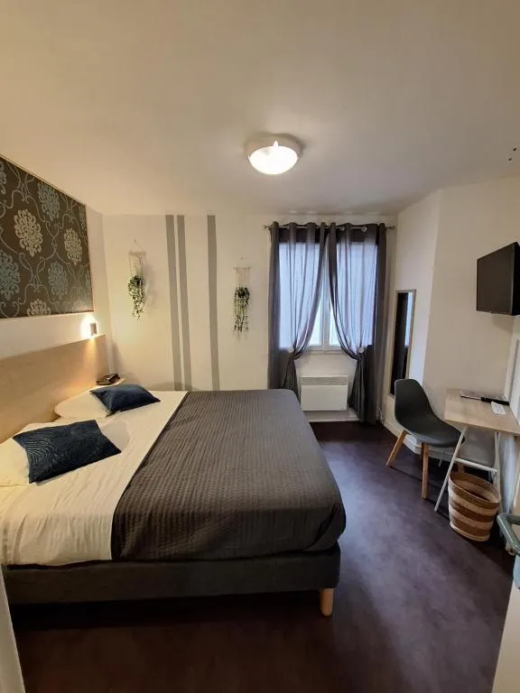 Chambre double Hôtel Au Bon Séjour Vitry-le-François - Lit double 160x200cm