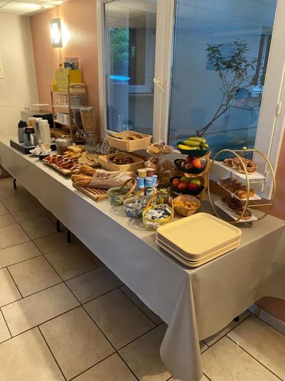 Buffet petit-déjeuner Hôtel Au Bon Séjour Vitry-le-François - Viennoiseries et fruits frais