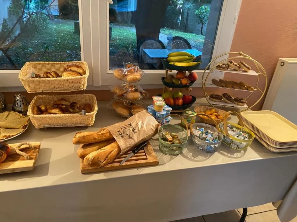 Buffet petit-déjeuner - Hôtel Au Bon Séjour Vitry-le-François
